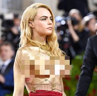 Gaya glamornya kian dipertegas dengan perhiasan serba emas. Ia memakai kalung rantai emas yang menjuntai hingga bagian pinggang. (Foto: Evan Agostini/Invision/AP)