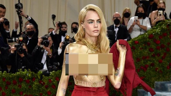 7 Gaya Seksi Cara Delevingne Jadi Manusia Emas di Met Gala, Tampil Topless