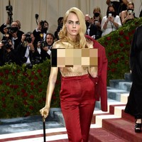 Saat tampil topless, terungkap Cara Delevingne menjelma sebagai manusia emas. Tubuh bagian atasnya hanya dibalur cat berwarna emas.  (Foto: Evan Agostini/Invision/AP)