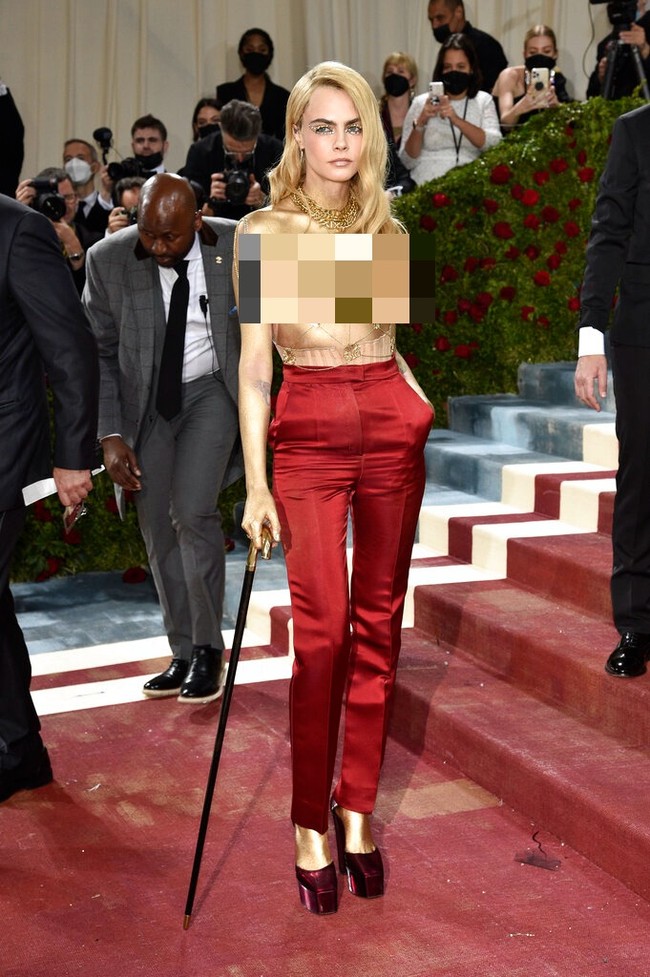 Bagi Cara Delevingne, ini bukan kali pertamanya ia menghadiri MET Gala. Namun jika dibandingkan dengan gayanya di MET Gala terdulu, penampilannya ini adalah salah satu yang paling seksi dan berani. (Foto: Evan Agostini/Invision/AP)