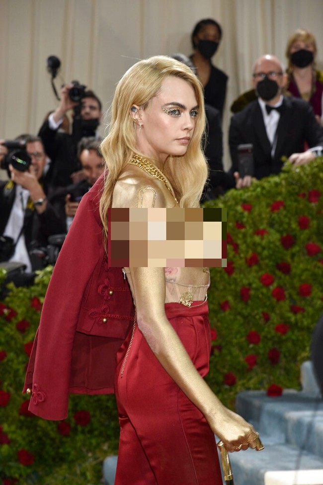 Riasan wajahnya juga disesuaikan. Pada bagian mata, terdapat sentuhan gliter yang berkilauan. (Foto: Evan Agostini/Invision/AP)