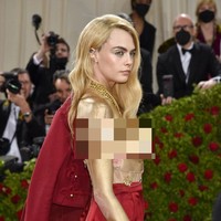 Riasan wajahnya juga disesuaikan. Pada bagian mata, terdapat sentuhan gliter yang berkilauan. (Foto: Evan Agostini/Invision/AP)