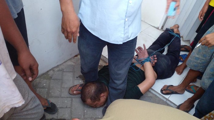Warga di Jalan Pusaka, Desa Bandar Khalipah Perhubungan, Kecamatan Percut Sei Tuan sempat dihebohkan aksi pria yang diduga melakukan pelecehan seksual terhadap karyawan Alfamart. Foto: Istimewa