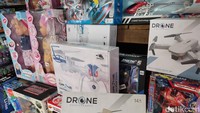 Produk drone murah meriah ini semuanya made in China.Foto: Ilyas Fadilah/detikcom: Drone murah meriah di Pasar Gembrong