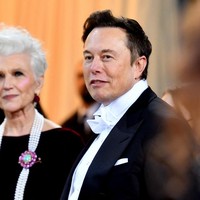 Selain model, Maye Musk juga dikenal sebagai ahli nutrisi ternama. Maye memulai kariernya sebagai pakar nutrisi di usia 21 tahun. Maye memiliki gelar master dalam bidang Dietitian atau ahli diet. Foto: AFP/ANGELA WEISS