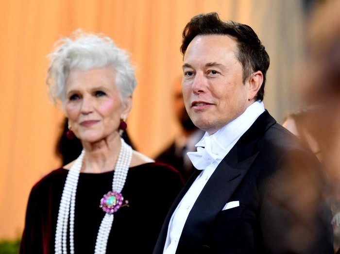 CEO, and chief engineer at SpaceX, Elon Musk and his mother, supermodel Maye Musk, arrive for the 2022 Met Gala at the Metropolitan Museum of Art on May 2, 2022, in New York. - The Gala raises money for the Metropolitan Museum of Arts Costume Institute. The Galas 2022 theme is 
