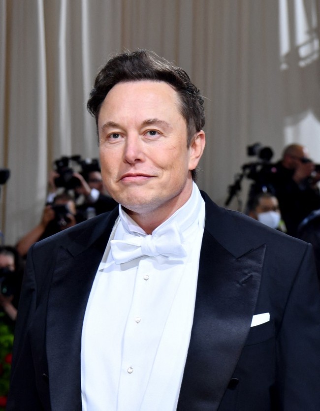 Elon Musk menghadiri ajang Oscarnya dunia fashion Met Gala 2022. Pada tahun ini Met Gala yang digelar oleh The Metropolitan Museum of Arts Costume Institute hadir dengan tema Gilded Glamor. Foto: AFP/ANGELA WEISS
