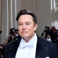 Elon Musk menghadiri ajang Oscarnya dunia fashion Met Gala 2022. Pada tahun ini Met Gala yang digelar oleh The Metropolitan Museum of Arts Costume Institute hadir dengan tema Gilded Glamor. Foto: AFP/ANGELA WEISS
