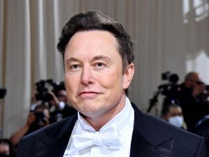 Saat Elon Musk Kritik YouTube Pakai Meme Patrick