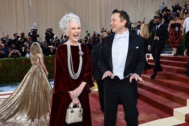 Ibunya Elon Musk, Maye Musk, hadir di Met Gala 2022 dengan dress velvet dari Christian Dior dan perhiasan Chopard. Foto: Getty Images via AFP/JAMIE MCCARTHY