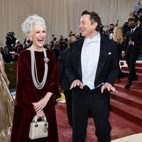 Ibunya Elon Musk, Maye Musk, hadir di Met Gala 2022 dengan dress velvet dari Christian Dior dan perhiasan Chopard. Foto: Getty Images via AFP/JAMIE MCCARTHY