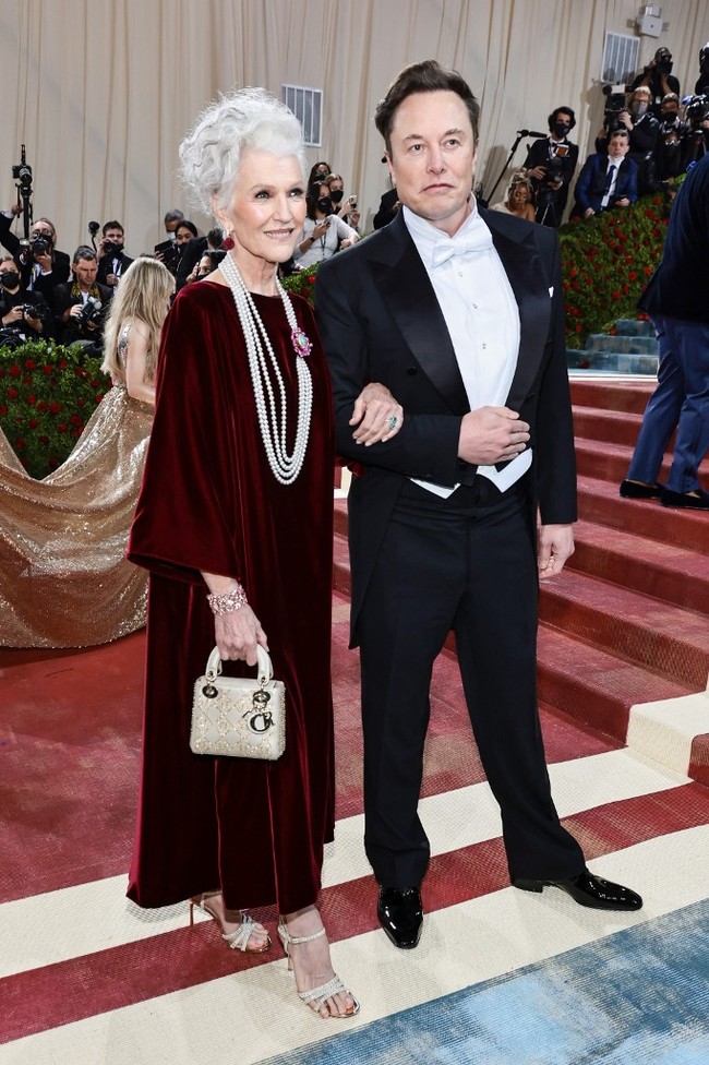 Pada 2022 ini bukan pertamakalinya Elon Musk datang ke Met Gala. Sebelumnya pada 2018 dia juga hadir bersama mantan kekasihnya Grimes. Namun yang berbeda, di tahun ini, pemilik perusahaan Space X itu bukan menggandeng pacar, melainkan ibunya, Maye Musk. Foto: Getty Images via AFP/JAMIE MCCARTHY