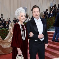 Pada 2022 ini bukan pertamakalinya Elon Musk datang ke Met Gala. Sebelumnya pada 2018 dia juga hadir bersama mantan kekasihnya Grimes. Namun yang berbeda, di tahun ini, pemilik perusahaan Space X itu bukan menggandeng pacar, melainkan ibunya, Maye Musk. Foto: Getty Images via AFP/JAMIE MCCARTHY