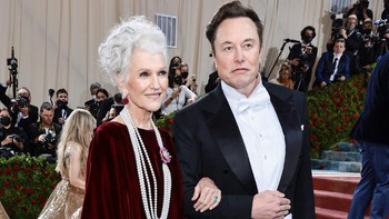 Membawa ibunya Faye Musk ke Met Gala 2022. Elon Musk tampil kelimis pakai tuksedo dan dasi kupu-kupu. Foto: Getty Images via AFP/JAMIE MCCARTHY