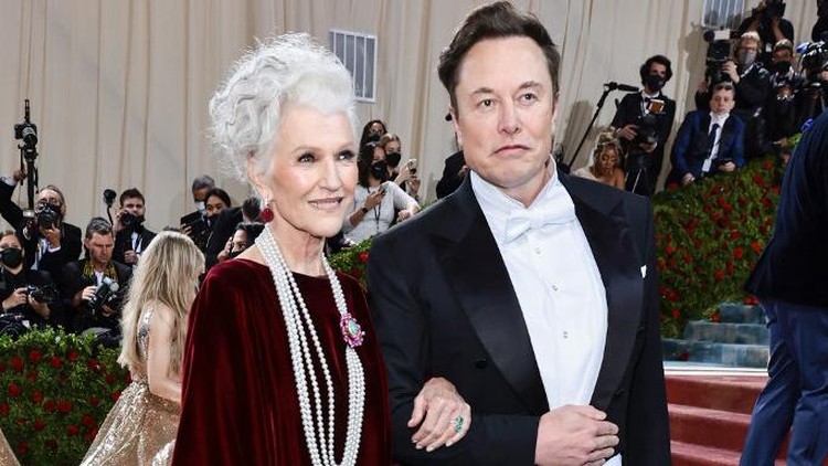 NEW YORK, NEW YORK - MAY 02: (L-R) Maye Musk and Elon Musk attend The 2022 Met Gala Celebrating 