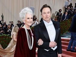 Elon Musk Pakai Baju Santai Bisa, Resmi Juga Bisa