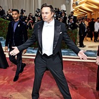 Kehadiran Elon Musk di Met Gala 2022 ini pastinya menjadi atensi. Pasalnya sang triliuner baru saja membuat heboh dengan mengucurkan dana sebesar Rp 638 triliun untuk membeli Twitter. Foto: Getty Images via AFP/DIMITRIOS KAMBOURIS