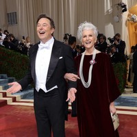 Ditemani ibunya, Maye Musk, Elon Musk menebar senyumannya di Met Gala 2022. Ditanya soal setelan yang dipakainya, begini jawaban Elon, “Hanya mengikuti dress code.” Foto: Getty Images via AFP/MIKE COPPOLA