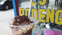 Setelah lelah berkeliling di area Pasar Lama Tangerang, kamu bisa menikmati es podeng yang menyegarkan. Harga satu porsinya adalah Rp 10.000. Foto: Instagram @jangkar_tangerang