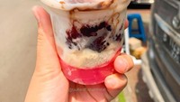 Di depan Rumah Sakit Tarakanita Serpong, ada es podeng enak dengan harga Rp 10.000. Isiannya cukup komplet, sampai ada ketan hitamnya. Foto: Instagram @tasteoftangerang
