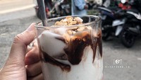 Es Podeng Kesatuan Regina ada di kawasan street food Suryakencana, Bogor. Es podeng di sini disajikan dalam gelas sedang. Selain sagu mutiara, ada juga isian roti dan kacang hijau. Es ini bisa dinikmati dengan harga Rp 8.000-an saja. Foto: Instagram @eataroundid
