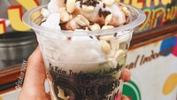 Es Podeng Daplun di Gading Serpong, salah satu tempat makan es podeng yang terkenal. Untuk menikmatinya dibanderol harga Rp 10.000 - Rp 15.000. Isiannya komplet, ada potongan alpukat yang besar. Foto: Instagram @foodsurvivorr