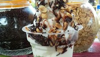 Kawasan Gading Serpong juga terkenal dengan aneka kuliner enak. Ada penjual es podeng gerobakan bernama Gandrung yang  populer di sana. Es podeng di sini bisa diberikan isian sesuai selera. Harganya mulai dari Rp 10.000-an. Foto: dok. Es Podeng Gandrung