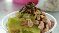 Es podeng nikmat juga bisa kamu temui di kawasan Cipinang Inda. Disajikan dalam mangkuk berukuran sekitar 200ml. Isian es podeng sangat komplet, bahkan bisa ditambahkan potongan nangka juga lho! Foto: Google Review/Eni Sp