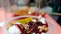 Selain berbelanja kain, Pasar Mayestik juga bisa dikunjungi untuk berburu kuliner lezat. Di bagian dalam pasar ada gerai es podeng yang segar nikmat. Paduan es dengan kacangnya sangat pas. Foto: Instagram @omnifoody