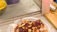 Es Podeng Pratama berjualan di depan Farmers Family Bintaro. Harga satu porsinya Rp 10.000, kamu sudah puasa menikmati es podeng yang isinya komplet ini. Foto: Instagram @dahar.jalanan