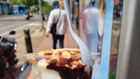 Es Podeng Mang Apay ini ada di Kampung Melayu. Ditawarkan oleh penjual gerobakan dengan harga Rp 10.000-an. Kalau ingin memesan untuk katering juga bisa lho! Foto: Instagram @aforquarto