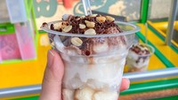 Pasar Lama Tangerang ada es podeng gerobakan yang bisa disambangi. Menawarkan es podeng seharga Rp 10.000 dengan campuran kelapa parut. Foto: Instagram