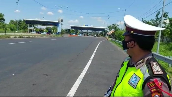Exit Tol Manyar macet