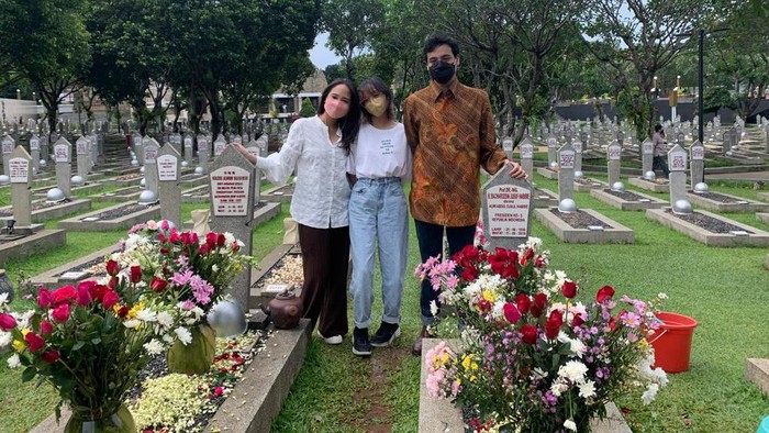 Farah Habibie, Farhan Habibie dan Felicia Habibie ziarah ke makam kakek dan nenek mereka, BJ Habibie dan Ainun Habibie.