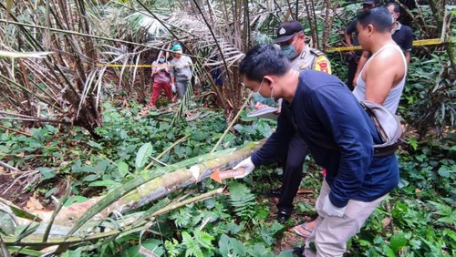 Petugas dari Polsek Bebandem melakukan olah TKP di Desa Sibetan, Karangasem.  (dok. Polsek Bebandem)