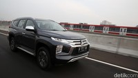 Mesinnya berkapasitas 2.442 cc dan dikawinkan dengan turbocharged. Pajero Sport Dakar yang kami tes ini menyalurkan tenaganya ke dua roda belakang melalui transmisi otomatis 8-percepatan.