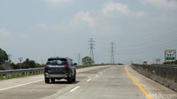 Selama pengetesan ini, kami melewati jalur tol Cipali yang karakternya cukup beragam. Contohnya di KM 90-an mayoritas jalan belum diaspal dan permukaannya cukup bergelombang. Melewati jalanan dengan permukaan kasar dan bergelombang seperti ini ternyata memberikan efek guncangan atau getaran ke kabin. Efeknya, penumpang yang mau tidur menjadi kurang nyaman. Namun ketika melaju di jalanan aspal yang mulus ataupun melahap polisi tidur dengan kecepatan yang adaptif rasanya tetap nyaman.