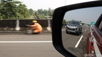 Namun, Mitsubishi Pajero Sport Dakar yang masih menggunakan power steering hidrolik ini memang tergolong berat setirnya. Sehingga untuk dibawa belok di kondisi merayap cukup membuat kita sulit. Selain itu, khas mobil ladder frame gejala understeer cukup terasa ketika bermanuver ekstrem.