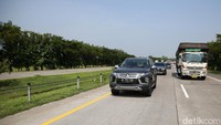 Sebagai sebuah SUV ladder frame yang dirancang untuk 7-penumpang, tentu Mitsubishi Pajero Sport Dakar hadir dengan dimensi yang bongsor. Dimensinya yang besar ini membuatnya sangat kokoh di jalanan dan rasanya berkendara jadi lebih percaya diri. Selain itu, untuk steering visibilitas mengendarainya juga tergolong baik dengan posisi duduk yang nyaman.