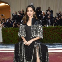 Gaun hitam Louis Vuitton dengan rok melebar lurus ke samping dari Louis Vuitton menjadi andalan aktris Gemma Chan. (Foto: Evan Agostini/Invision/AP)