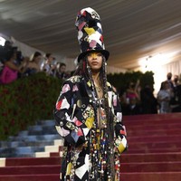 Tampilan eksentrik disajikan oleh penyanyi Erykah Badu lewat busana penuh warna dan topi tinggi senada. (Foto: Evan Agostini/Invision/AP)