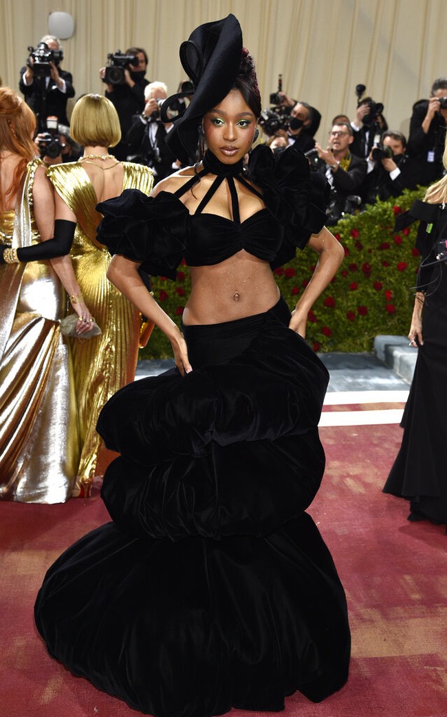 Normani memancarkan aura glamor ala wanita Gilded Age lewat gaun two-piece yang terdiri dari crop-top berlengan gelembung dan rok tumpuk bervolume velvet hitam. Tidak ketinggalan topi bergaya Victorian. (Foto: Evan Agostini/Invision/AP)