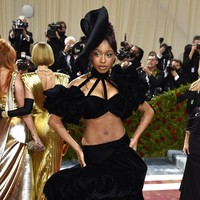 Normani memancarkan aura glamor ala wanita Gilded Age lewat gaun two-piece yang terdiri dari crop-top berlengan gelembung dan rok tumpuk bervolume velvet hitam. Tidak ketinggalan topi bergaya Victorian. (Foto: Evan Agostini/Invision/AP)