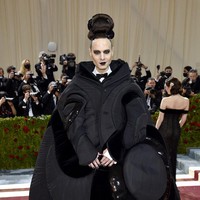 Produser teater Jordan Roth memakai rancangan Thom Brown yang bentuknya seperti kepompong. (Foto: Evan Agostini/Invision/AP)