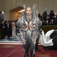 Fashionista Fredrik Robertsson mencuri atensi dalam balutan gaun silver siluet duyung bernuansa futuristik dengan hiasan 3D dari Iris van Herpen. (Foto: Evan Agostini/Invision/AP)