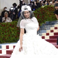 Bak pengantin, Kylie Jenner memakai gaun putih bersiluet ball-gown yang megar dari Off-White. Topi baseball hadir sebagai pengganti headpieace yang unik. (Foto: Evan Agostini/Invision/AP)