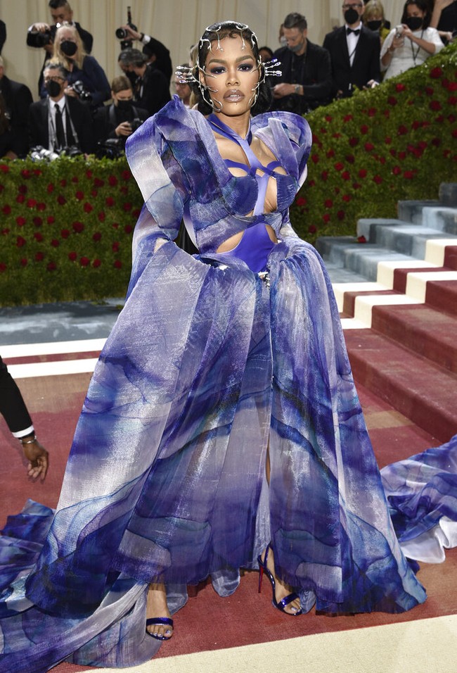 Bak dewi laut dari planet lain, Teyana Taylor mencuri perhatian dengan gaun biru dari Iris van Herpen. (Foto: Evan Agostini/Invision/AP)