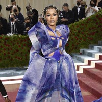 Bak dewi laut dari planet lain, Teyana Taylor mencuri perhatian dengan gaun biru dari Iris van Herpen. (Foto: Evan Agostini/Invision/AP)