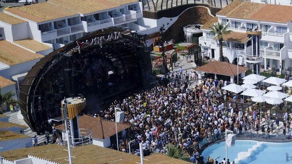 Setelah dua tahun ditutup, Ibiza kembali menggelar berbagai pesta pada 29 April pekan lalu.   