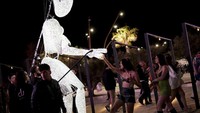 Meski demikian, aturan itu tak membuat turis gentar. Pesta di Ibiza pun kembali menggelegar.  